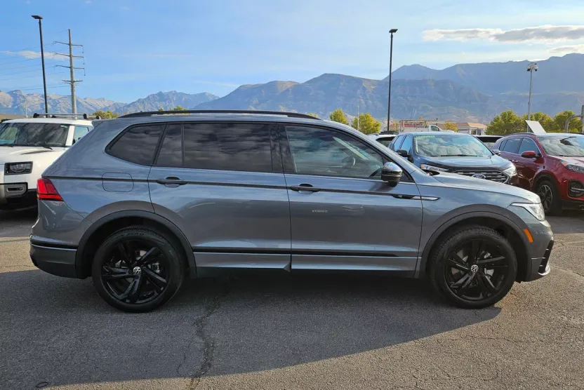 2023 Volkswagen Tiguan SE R-Line Black photo 1