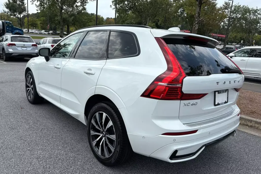 2023 Volvo XC60 B5 Plus photo 1