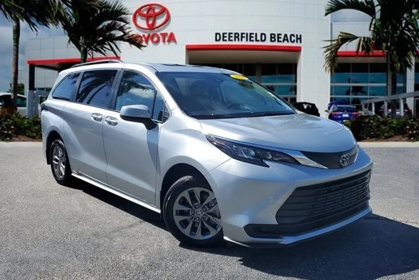 2024 Toyota Sienna LE photo 1