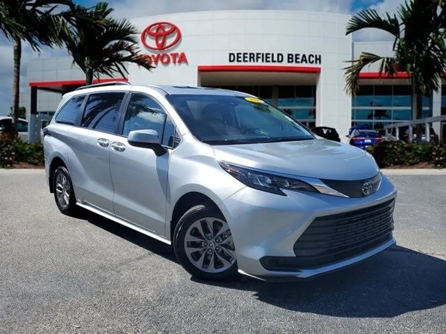 2024 Toyota Sienna LE photo 1
