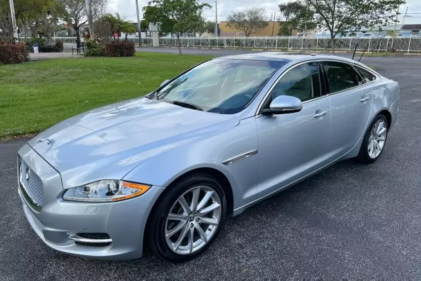 2011 Jaguar XJ photo 1
