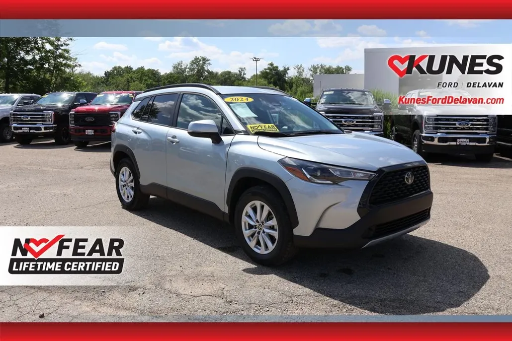 2024 Toyota Corolla Cross LE photo 1
