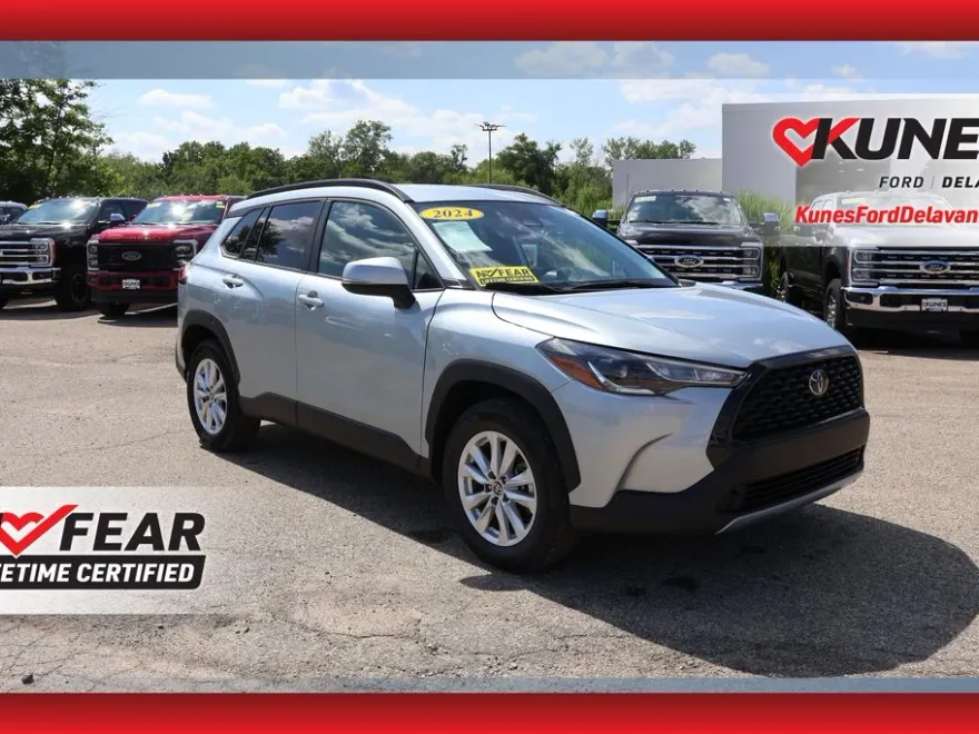 2024 Toyota Corolla Cross LE photo 1