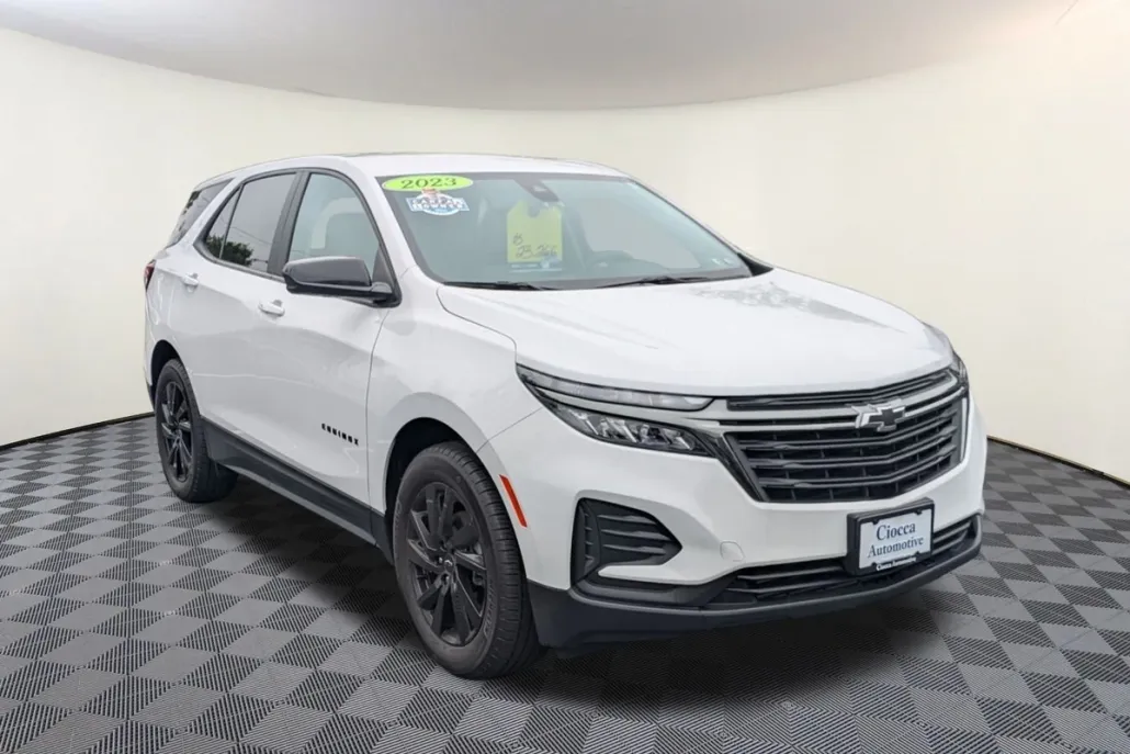2023 Chevrolet Equinox LS photo 1
