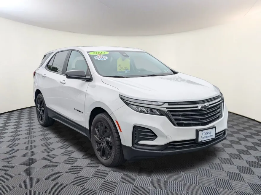 2023 Chevrolet Equinox LS photo 1