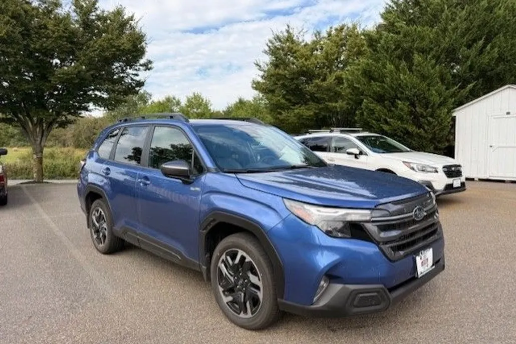 2025 Subaru Forester Premium photo 1