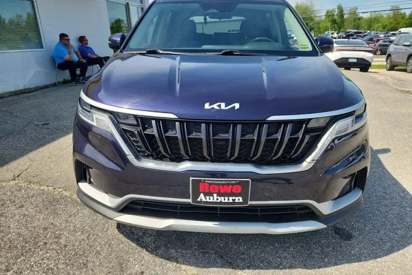 2023 Kia Carnival LX photo 1