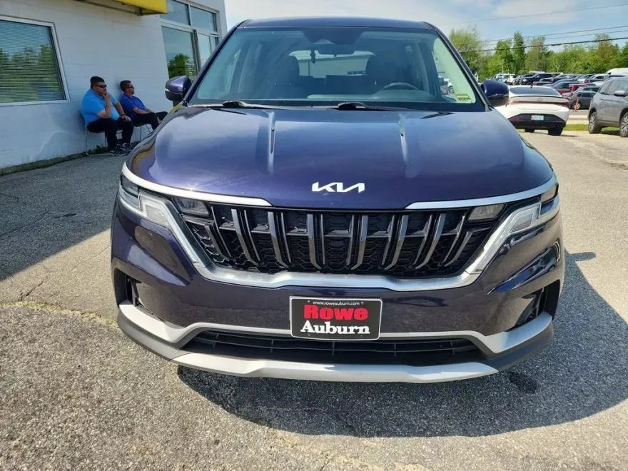 2023 Kia Carnival LX photo 1