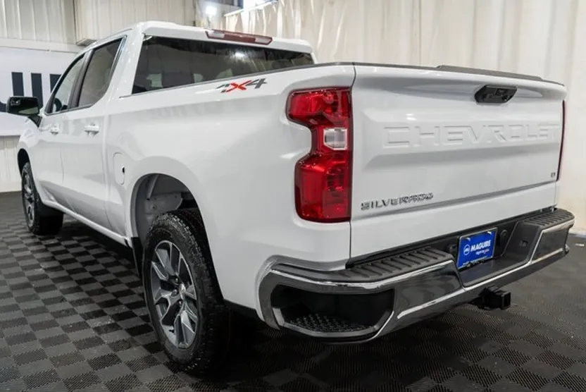 2025 Chevrolet Silverado 1500 LT photo 1