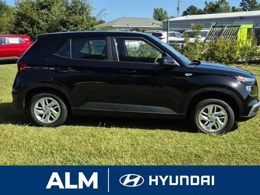 2026 Hyundai Venue SE photo 1
