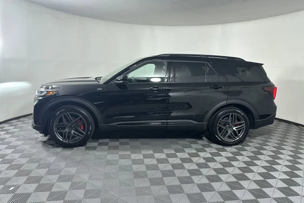 2025 Ford Explorer ST-Line photo 1