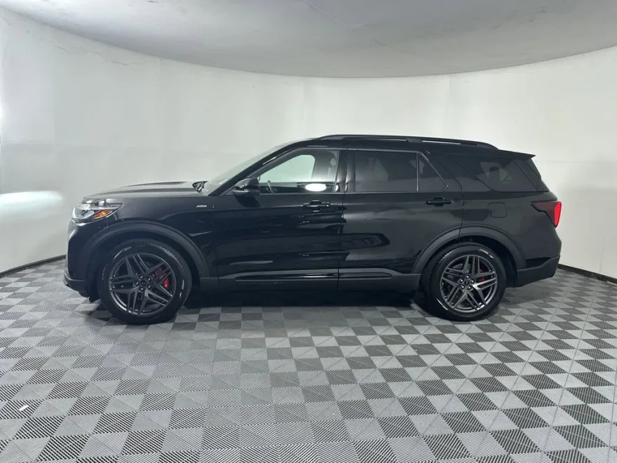 2025 Ford Explorer ST-Line photo 1