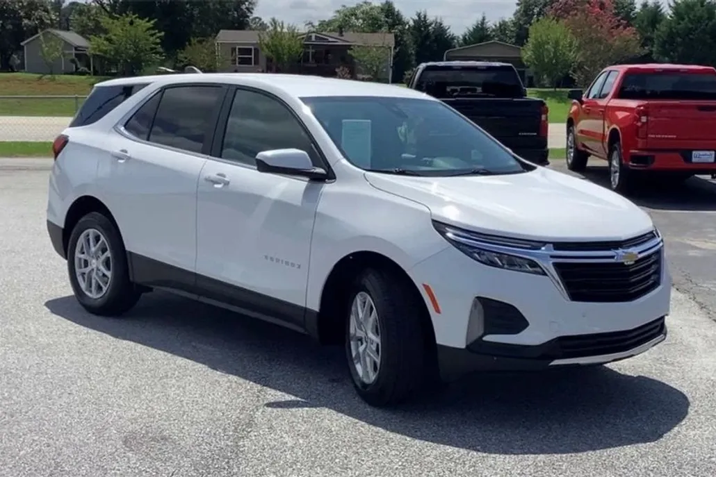 2023 Chevrolet Equinox LT photo 1
