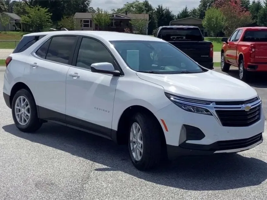2023 Chevrolet Equinox LT photo 1