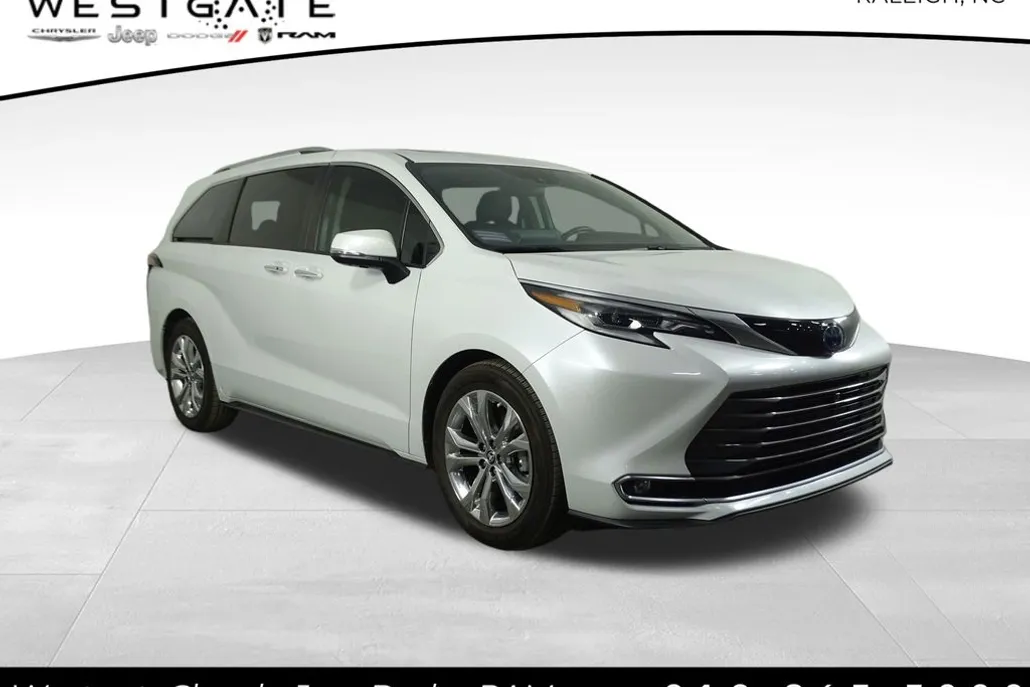 2022 Toyota Sienna Platinum photo 1