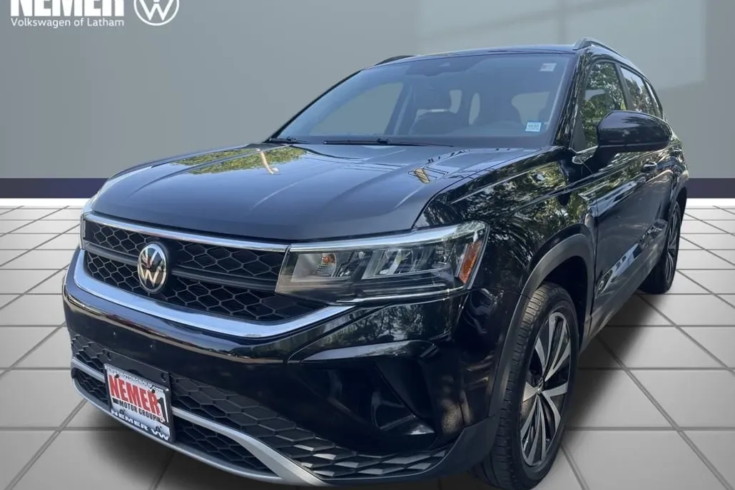 2022 Volkswagen Taos SE photo 1
