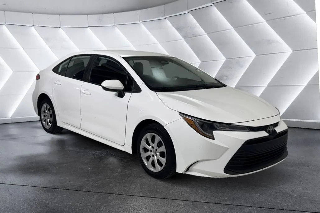 2023 Toyota Corolla LE photo 1