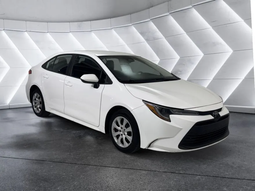 2023 Toyota Corolla LE photo 1