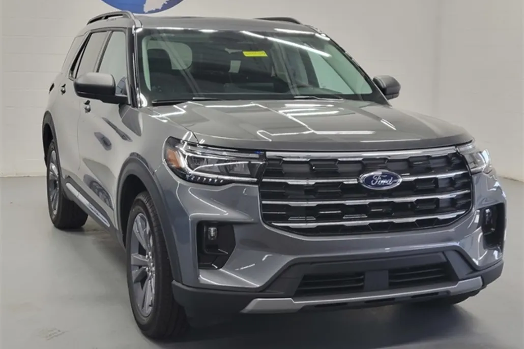 2025 Ford Explorer photo 1