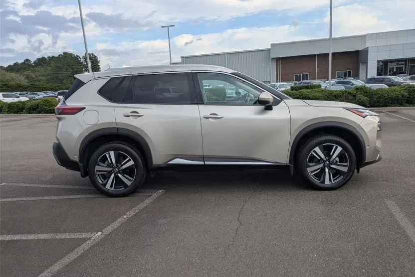 2022 Nissan Rogue SL photo 1