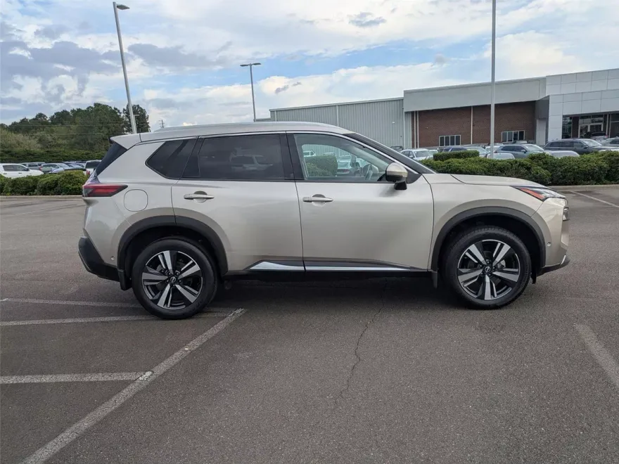 2022 Nissan Rogue SL photo 1