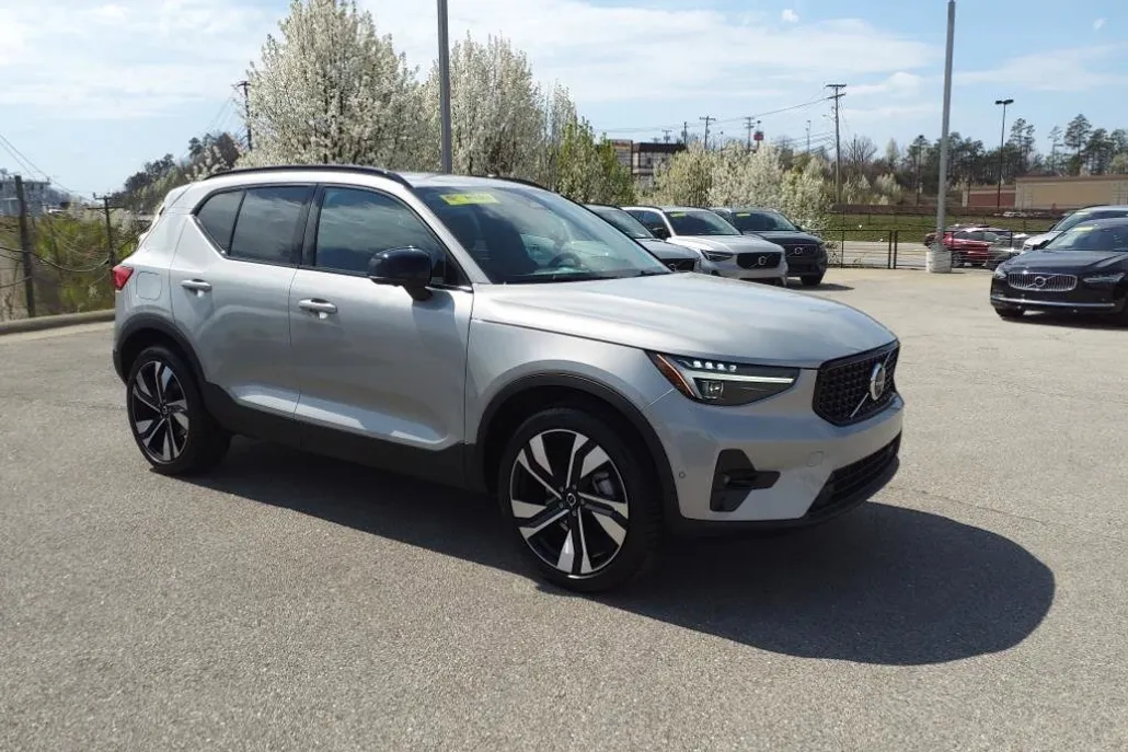 2025 Volvo XC40 photo 1