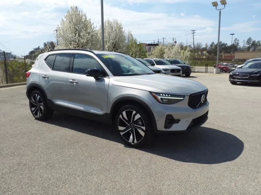 2025 Volvo XC40 photo 1