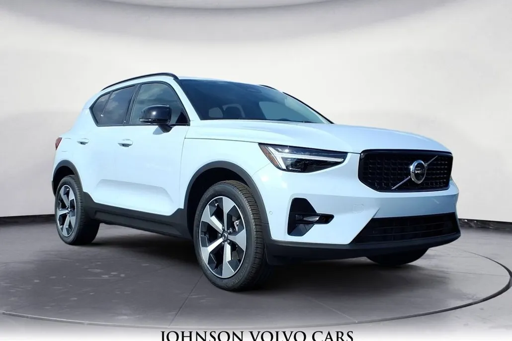 2026 Volvo XC40 Plus photo 1