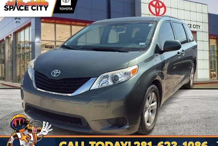 2014 Toyota Sienna LE photo 1