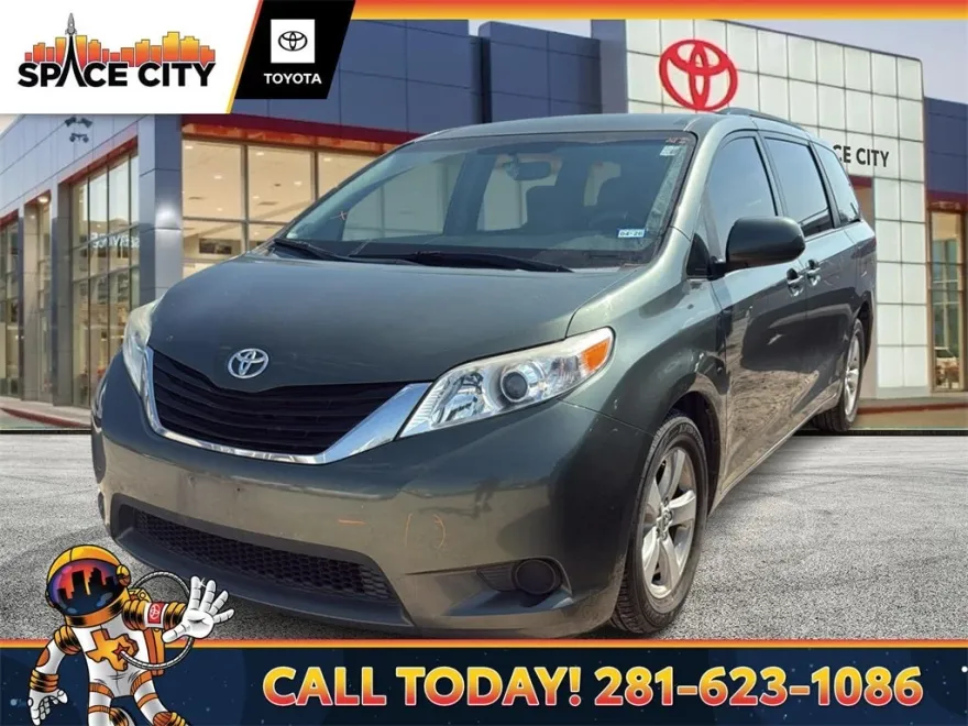 2014 Toyota Sienna LE photo 1