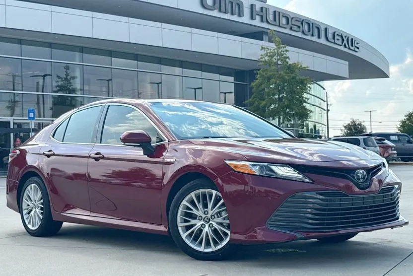 2020 Toyota Camry Hybrid XLE photo 1