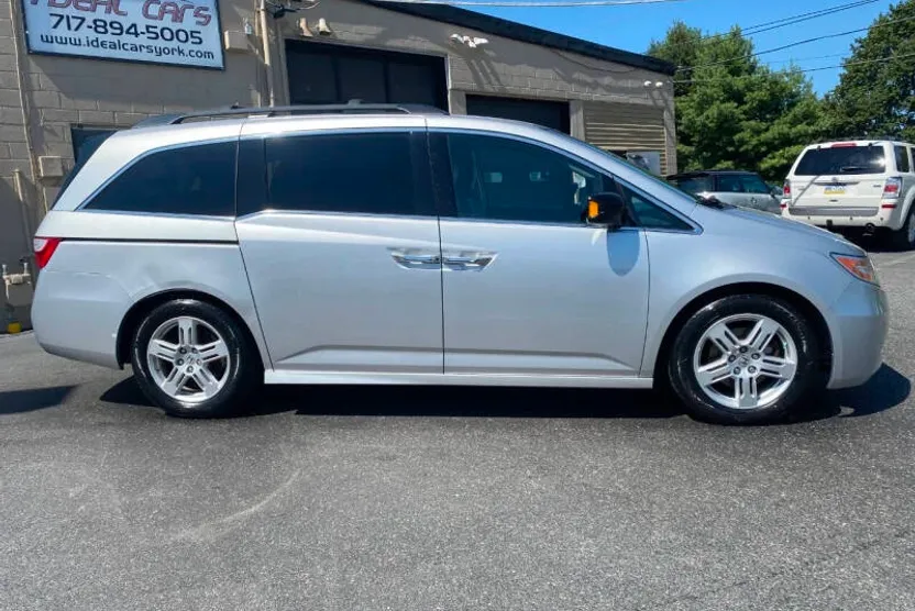 2013 Honda Odyssey Touring photo 1