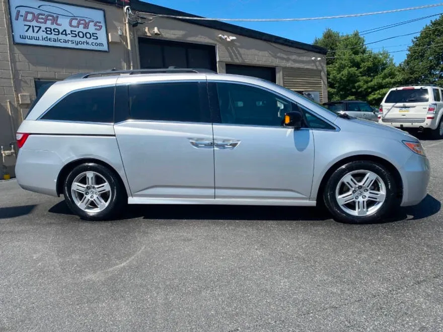 2013 Honda Odyssey Touring photo 1