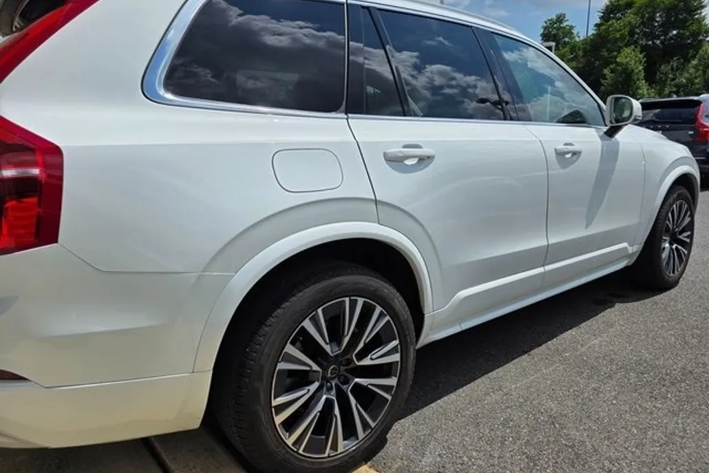 2022 Volvo XC90 T6 AWD Momentum photo 1