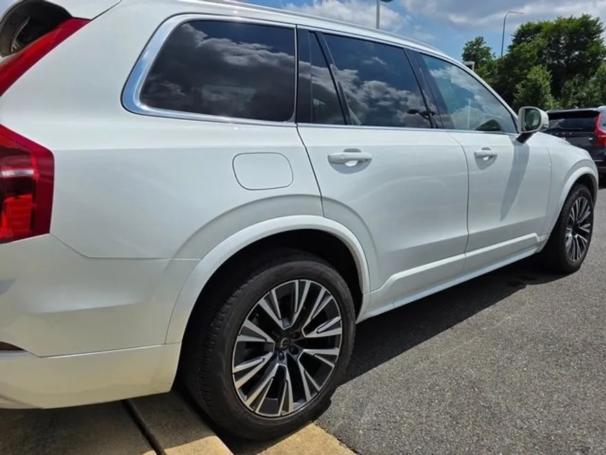 2022 Volvo XC90 T6 AWD Momentum photo 1