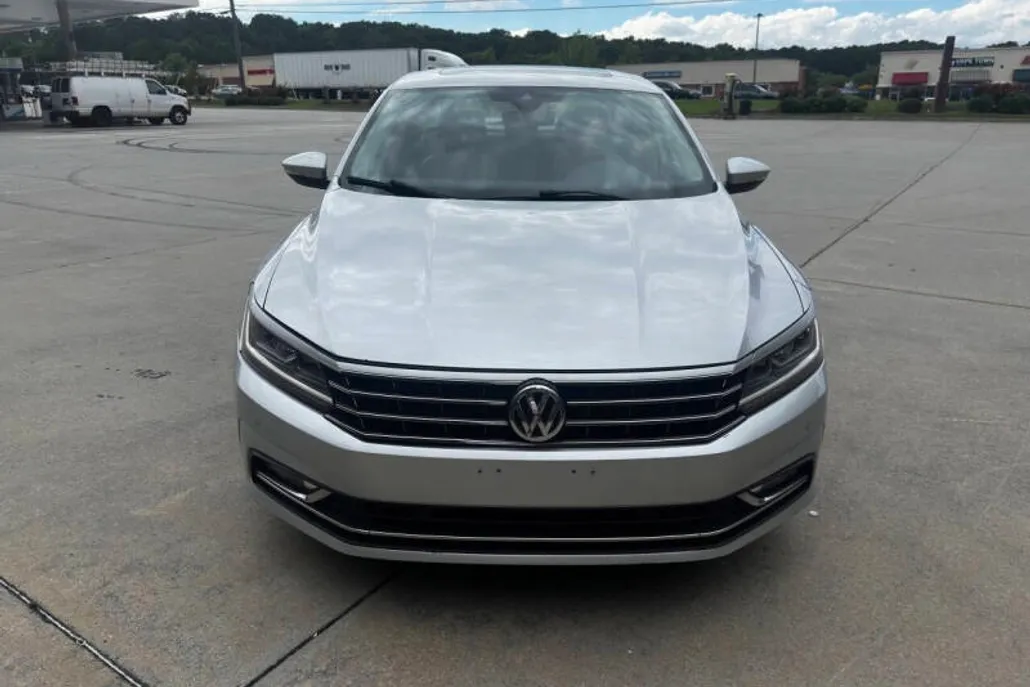 2017 Volkswagen Passat SEL Premium photo 1