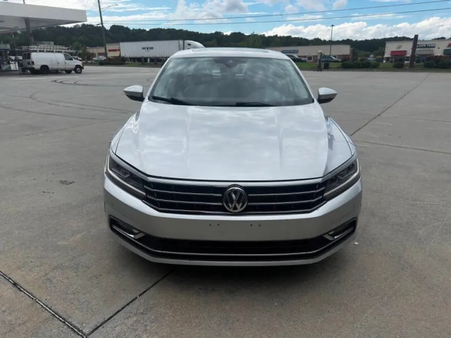 2017 Volkswagen Passat SEL Premium photo 1