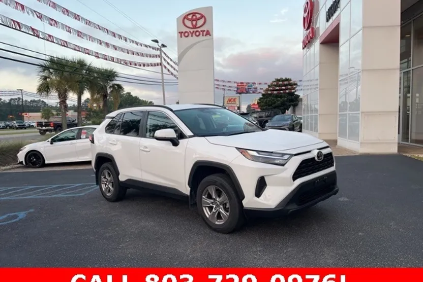 2023 Toyota RAV4 XLE photo 1
