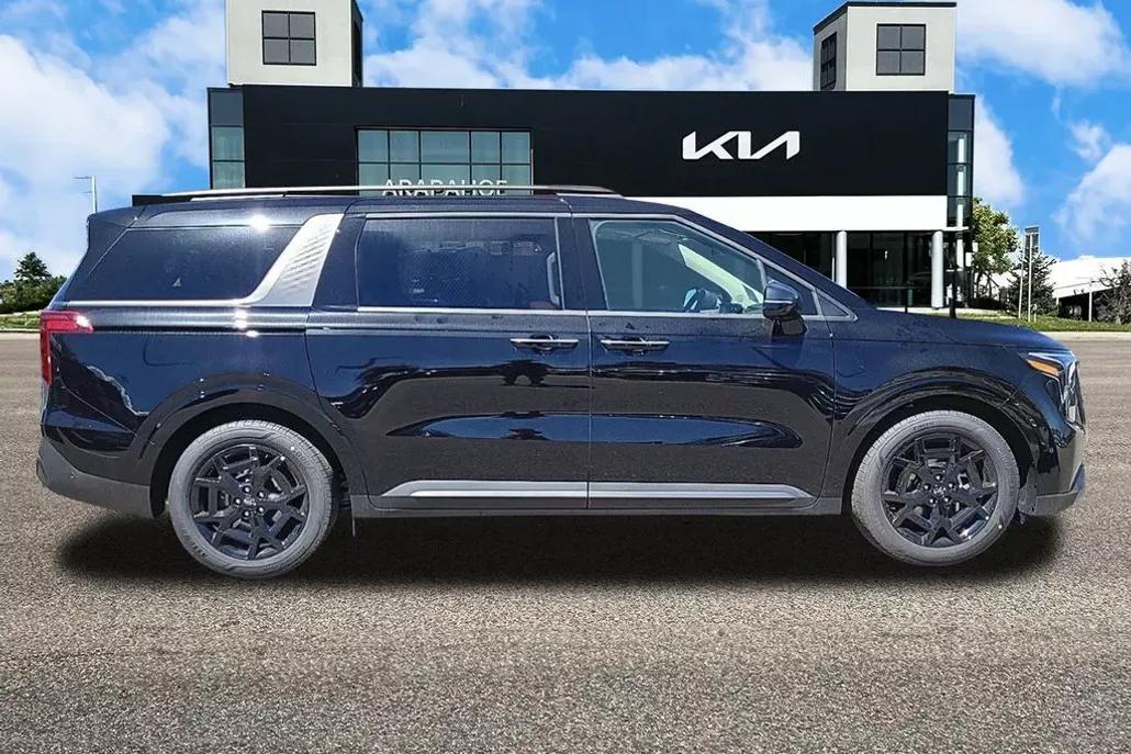 2025 Kia Carnival SX photo 1