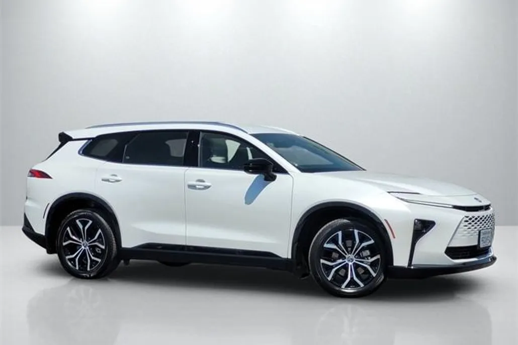 2025 Toyota Crown Signia XLE photo 1