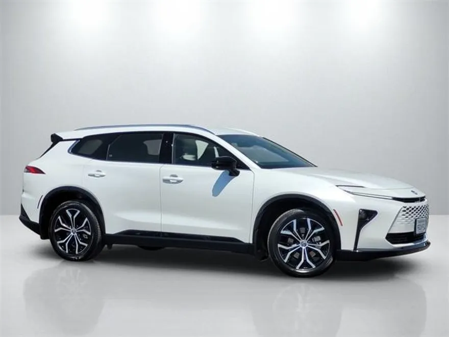 2025 Toyota Crown Signia XLE photo 1