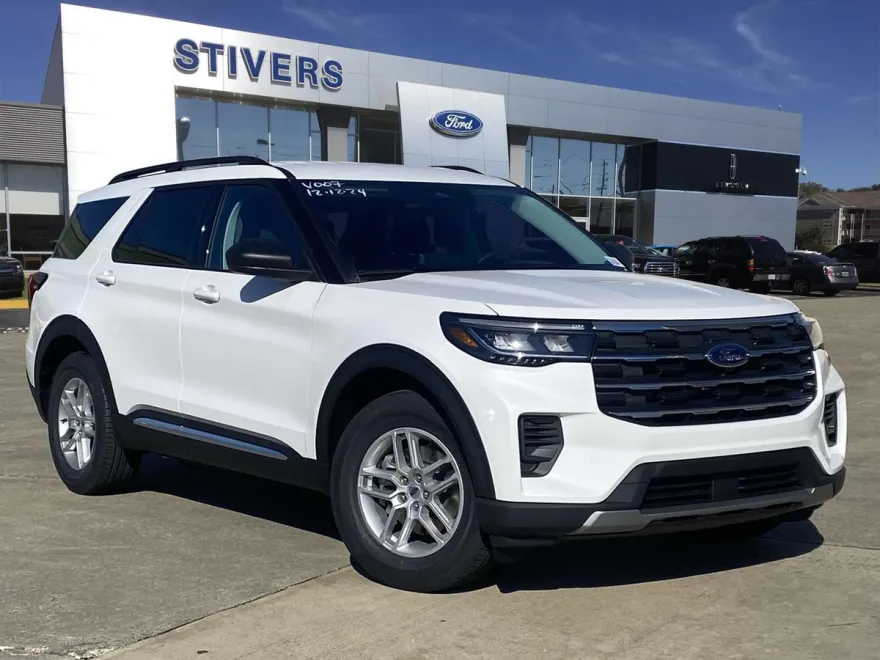 2025 Ford Explorer photo 1
