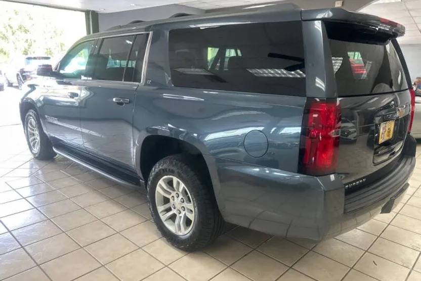 2020 Chevrolet Suburban LT photo 1