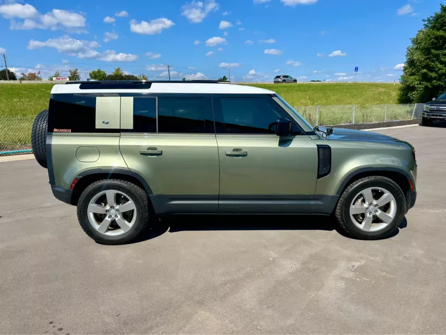 2024 Land Rover Defender S photo 1