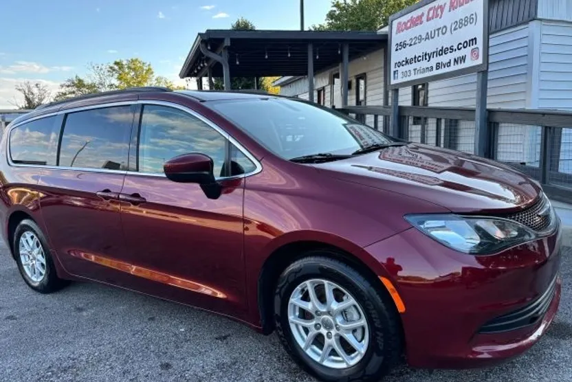 2020 Chrysler Voyager LXi photo 1