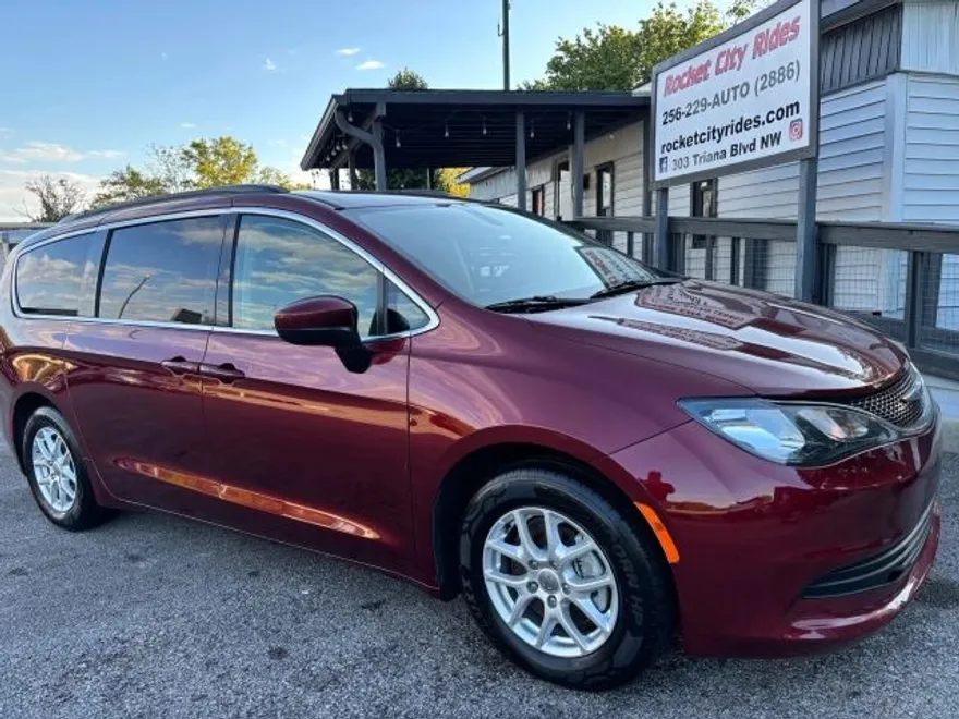 2020 Chrysler Voyager LXi photo 1