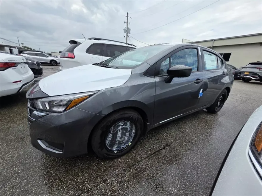 2025 Nissan Versa 1.6 S photo 1