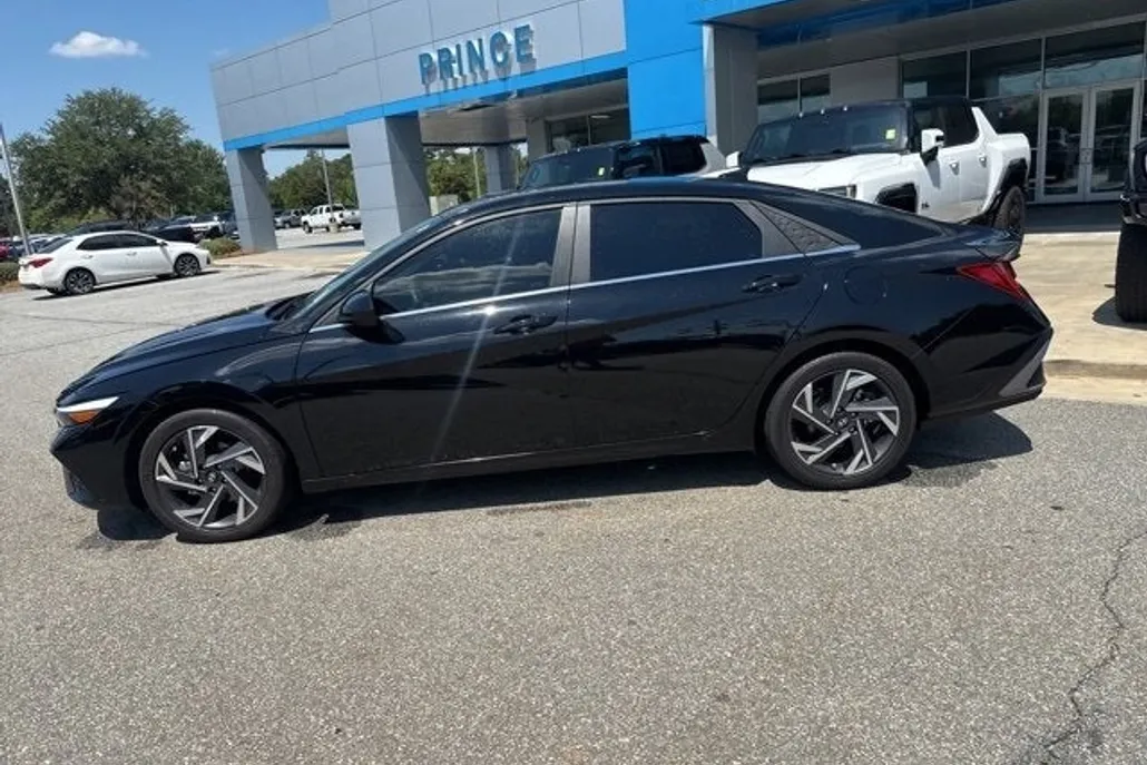 2024 Hyundai Elantra SEL Convenience photo 1