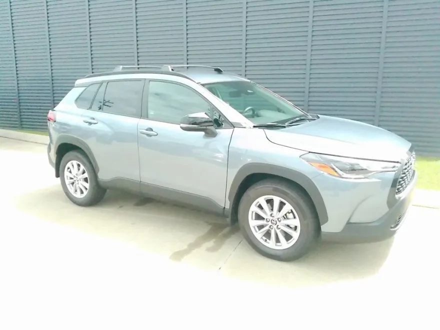 2025 Toyota Corolla Cross LE photo 1