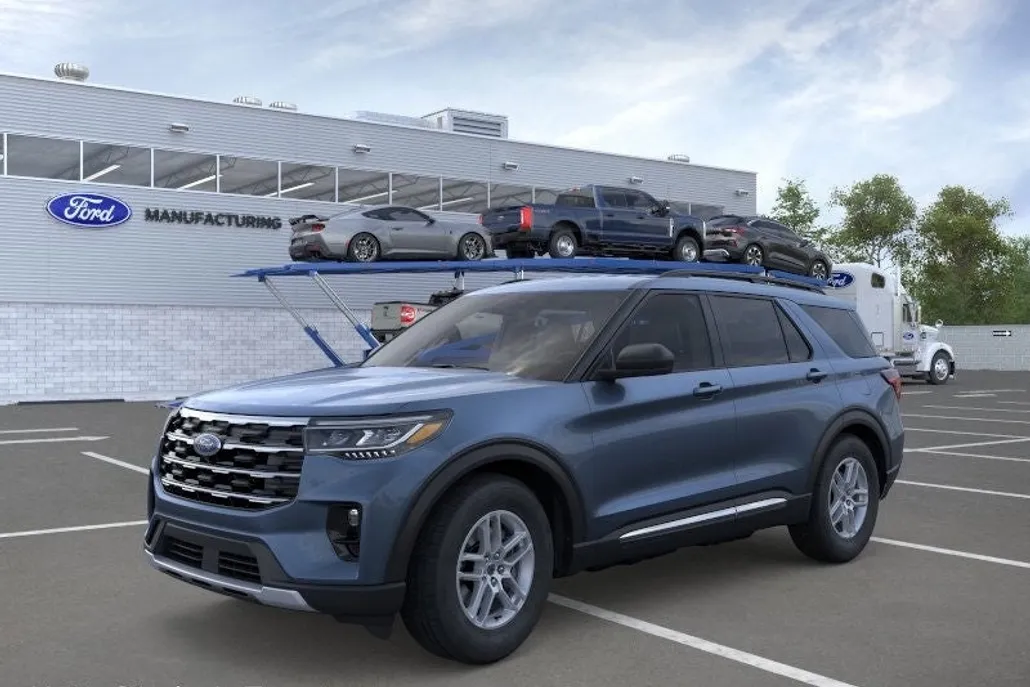 2025 Ford Explorer photo 1